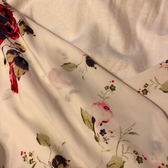 Long sleeve top w/floral sleeve design - Picture 4 of 6